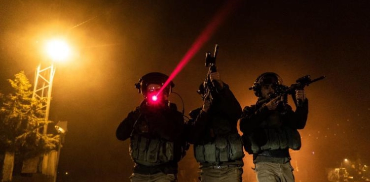 Israeli occupation forces arrest 23 Palestinians from the West Bank