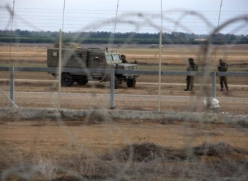 Occupation arrests citizens on the Gaza border