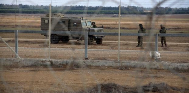 Occupation arrests citizens on the Gaza border