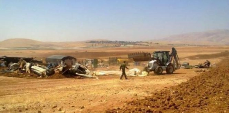 The occupation demolishes the homes of 4 Palestinian families in the Jordan Valley