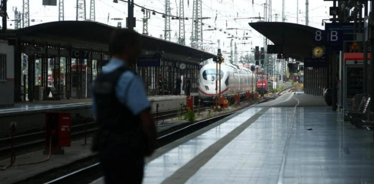 A man kills a child in the worst way in a train station