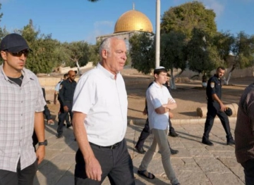 Settlers storm Al-Aqsa led by an Israeli minister