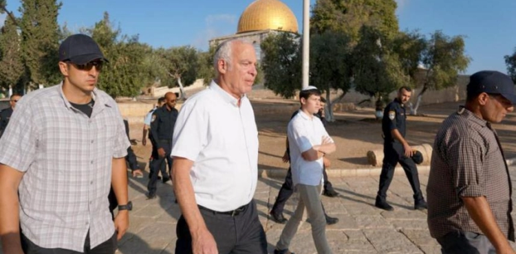 Settlers storm Al-Aqsa led by an Israeli minister