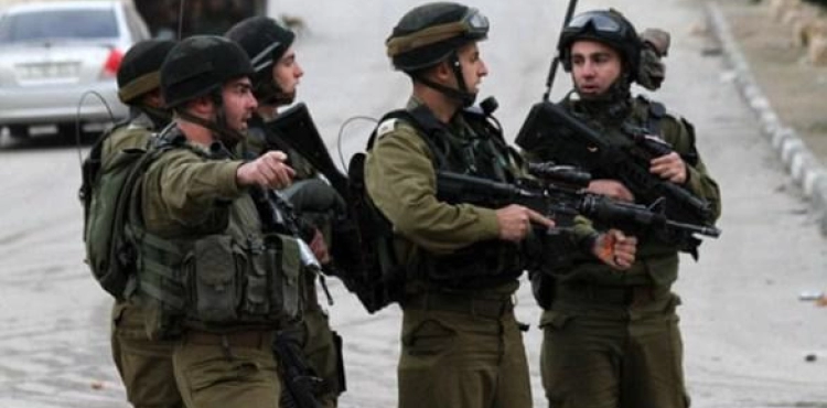 Ramallah: Israeli forces arrest 3 young men and seize the recordings of cameras