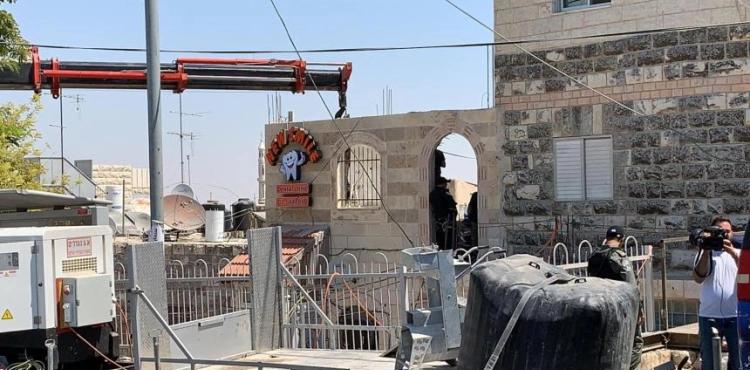 The Israeli municipality demolishes a house in Al-Tor