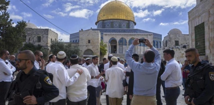 Dozens of settlers renew their storming of Al-Aqsa Mosque