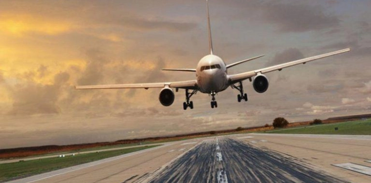 A traveler smokes a cocaine cigarette on a plane (video)