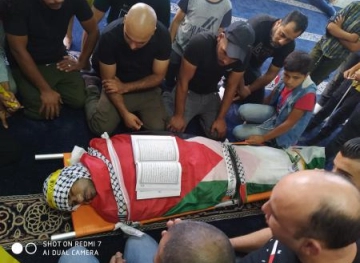 Thousands mourn the body of martyr Adawi in Balata camp