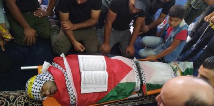 Thousands mourn the body of martyr Adawi in Balata camp
