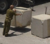 The occupation closes the entrance to the town of Beit Amr and frees violations against drivers