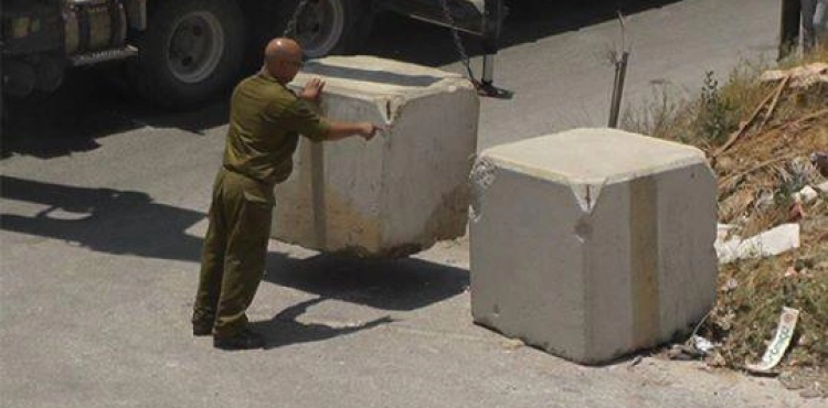 The occupation closes the entrance to the town of Beit Amr and frees violations against drivers