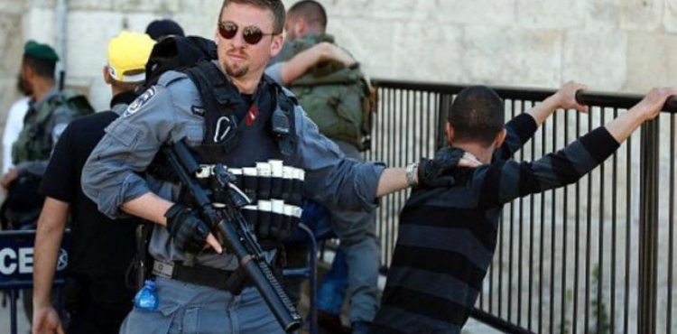 Israeli forces arrest a child from Silwan