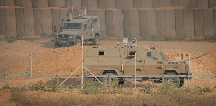 Israeli occupation arrests two young men at Gaza border