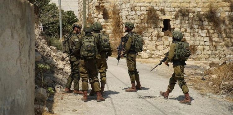 Israeli occupation arrests 15 Palestinians from the West Bank