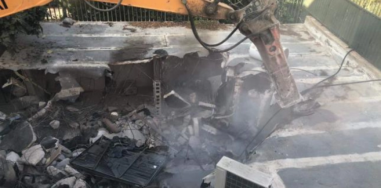 The occupation demolishes a house in Jerusalem
