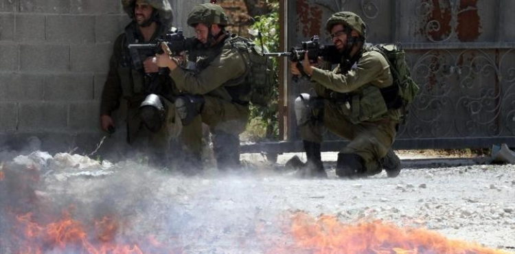 Occupation injures a boy with metal bullets in Hebron