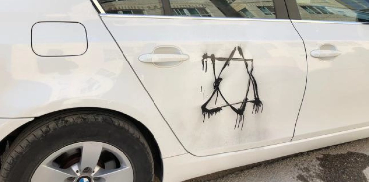 Settlers damage vehicles in Hizma