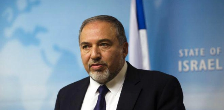 Lieberman is in contact with Gantz and Netanyahu ... and the latter charges him
