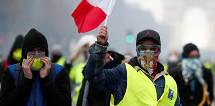 Activists from the &quot;Zero Jackets&quot; quietly demonstrate the day after the clashes in Paris