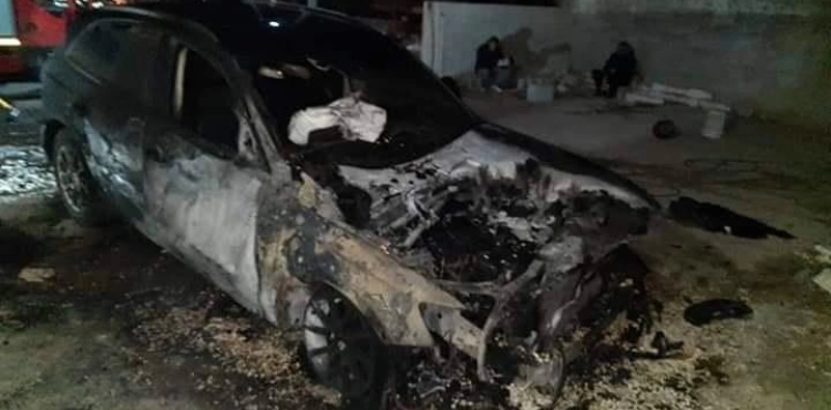 Settlers burn vehicles and racist slogans in Nablus and Salfit