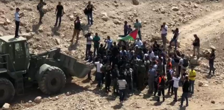 The occupation closes the roads leading to the village of al-Khan al-Ahmar