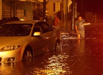 Hurricane winds and rains &quot;Florence &quot; hit the coasts of the United States