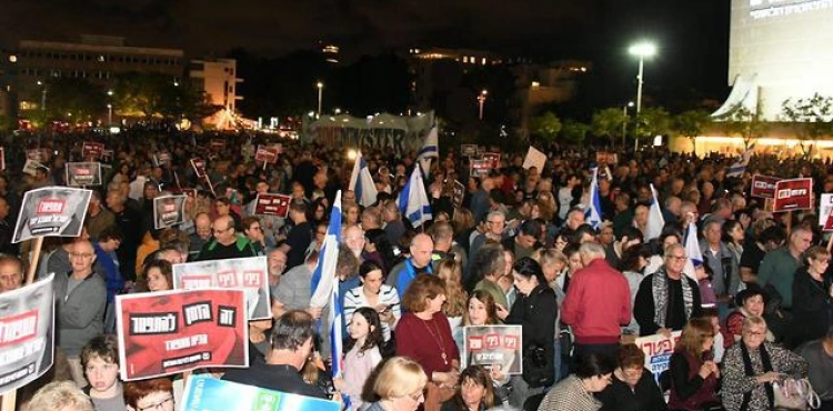 Thousands of Israelis demonstrate to Netanyahu to resign