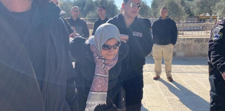 Occupation police arrest 4 women from Al-Aqsa