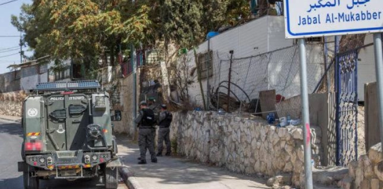 The occupation demolishes two houses in Jabal Al-Mukabber