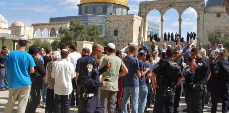 Settlers perform ritual rituals at Al-Aqsa mosque