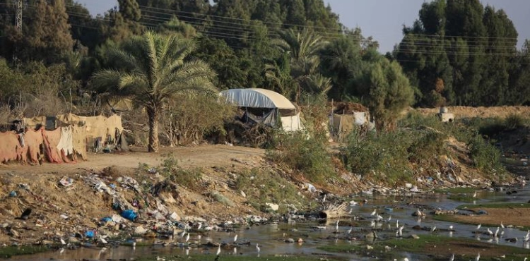 Warning of an environmental disaster affecting the Gaza Valley due to solid waste