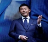 A Japanese billionaire is searching for a girlfriend who takes him on a trip to the moon