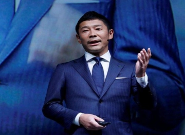 A Japanese billionaire is searching for a girlfriend who takes him on a trip to the moon