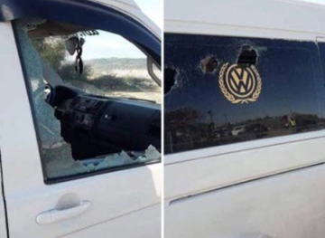 Settlers throw stones at citizens&acute; cars near Housan