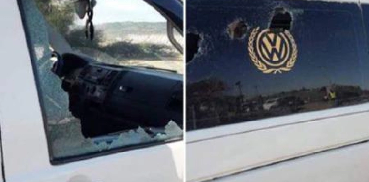 Settlers throw stones at citizens&acute; cars near Housan