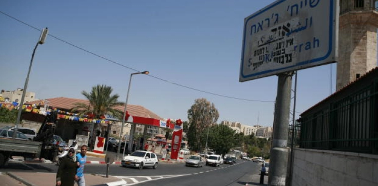 Settlers sweep a plot of land in the neighborhood of &quot;Sheikh Jarrah&quot;