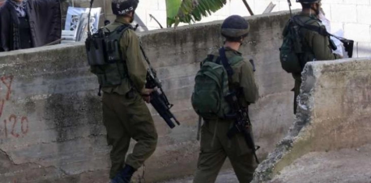 The occupation forces arrest 3 civilians and raided separate neighborhoods in Hebron