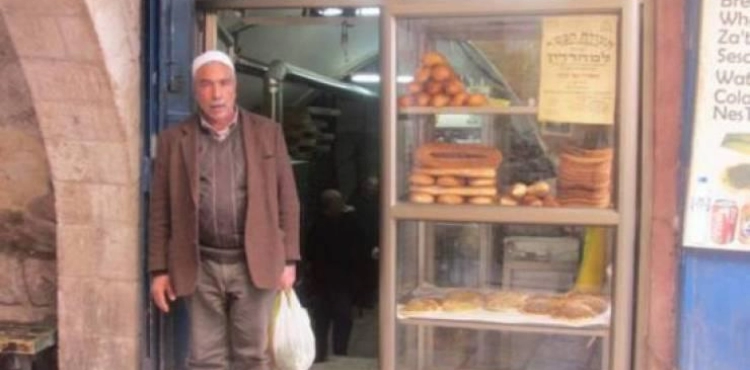 The occupation forces arrest 7 citizens from the West Bank and close a bakery in Jerusalem