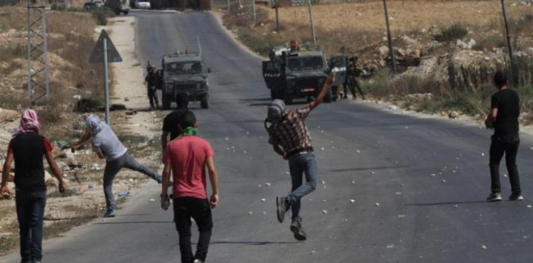 The occupation forces arrested a young man after he was hit with a rubber bullet in Al-Fawwar camp