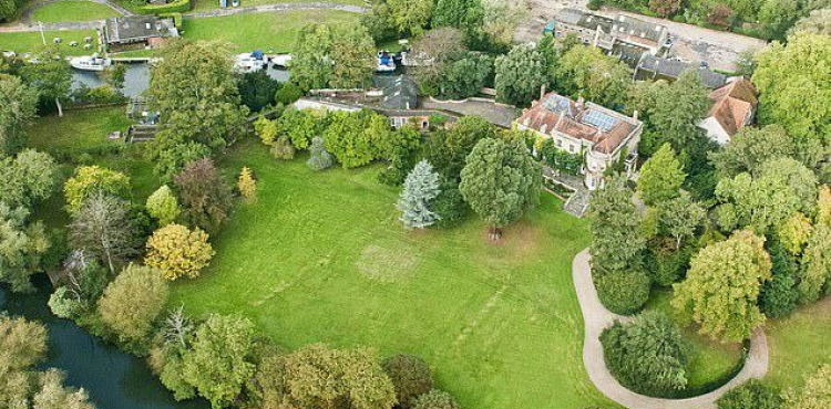 This is what storm &quot;Dennis&quot; did at George&acute;s house and Amal Clooney