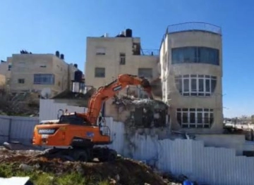 The occupation forces Jerusalem to demolish its home