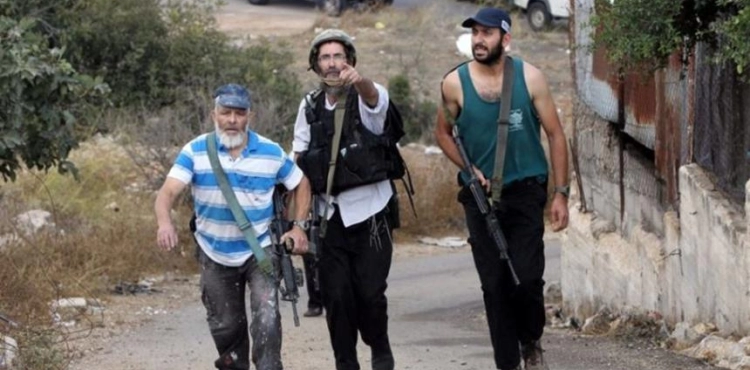 Settlers attack a young man in Hebron and arrest three civilians, in Fawwar