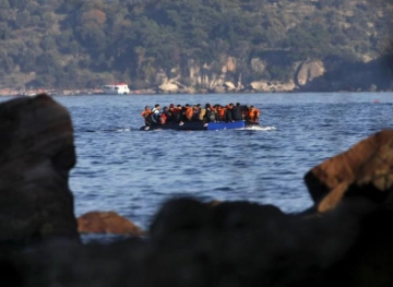 Greeks prevent boats carrying migrants from landing in Lesbos