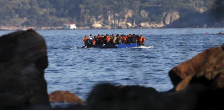 Greeks prevent boats carrying migrants from landing in Lesbos