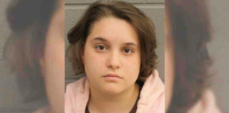 An American young woman wounded her relative while having fun with a pistol !!
