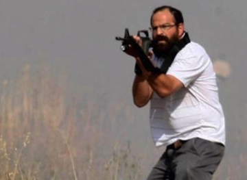 A settler attacks a child in Hebron