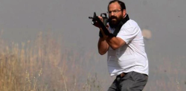 A settler attacks a child in Hebron