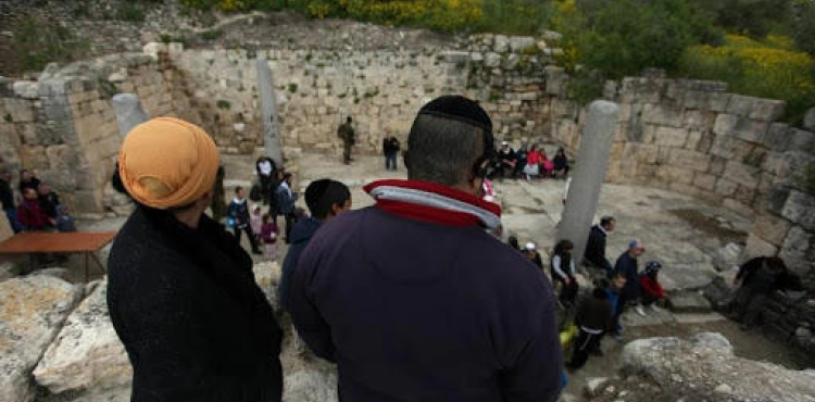 Dozens of settlers storm the Antiquities area in Sebastia