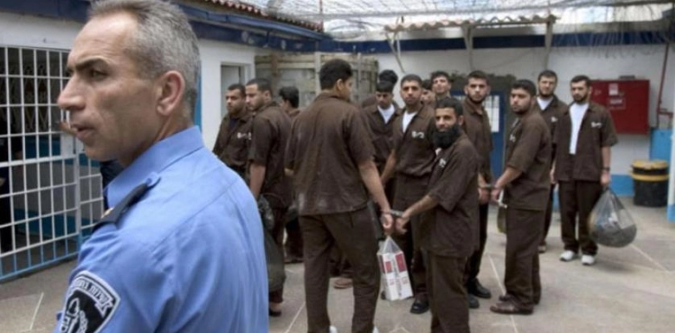 A human rights center calls on international institutions to pressure the occupation to take measures to protect prisoners