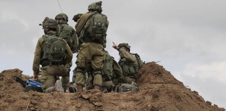 The occupation shoots youths in eastern Gaza